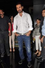 John Abraham launches special issue of People magazine in F Bar, Mumbai on 28th Nov 2012 (4).JPG